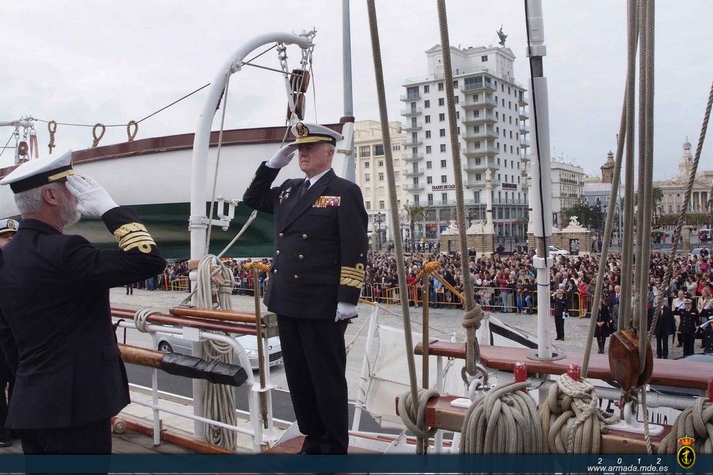 A la despedida del barco, ha asistido el Almirante Jefe de Estado Mayor de la Armada, almirante general Manuel Rebollo, y la alcaldesa de Cádiz, Teófila Martínez